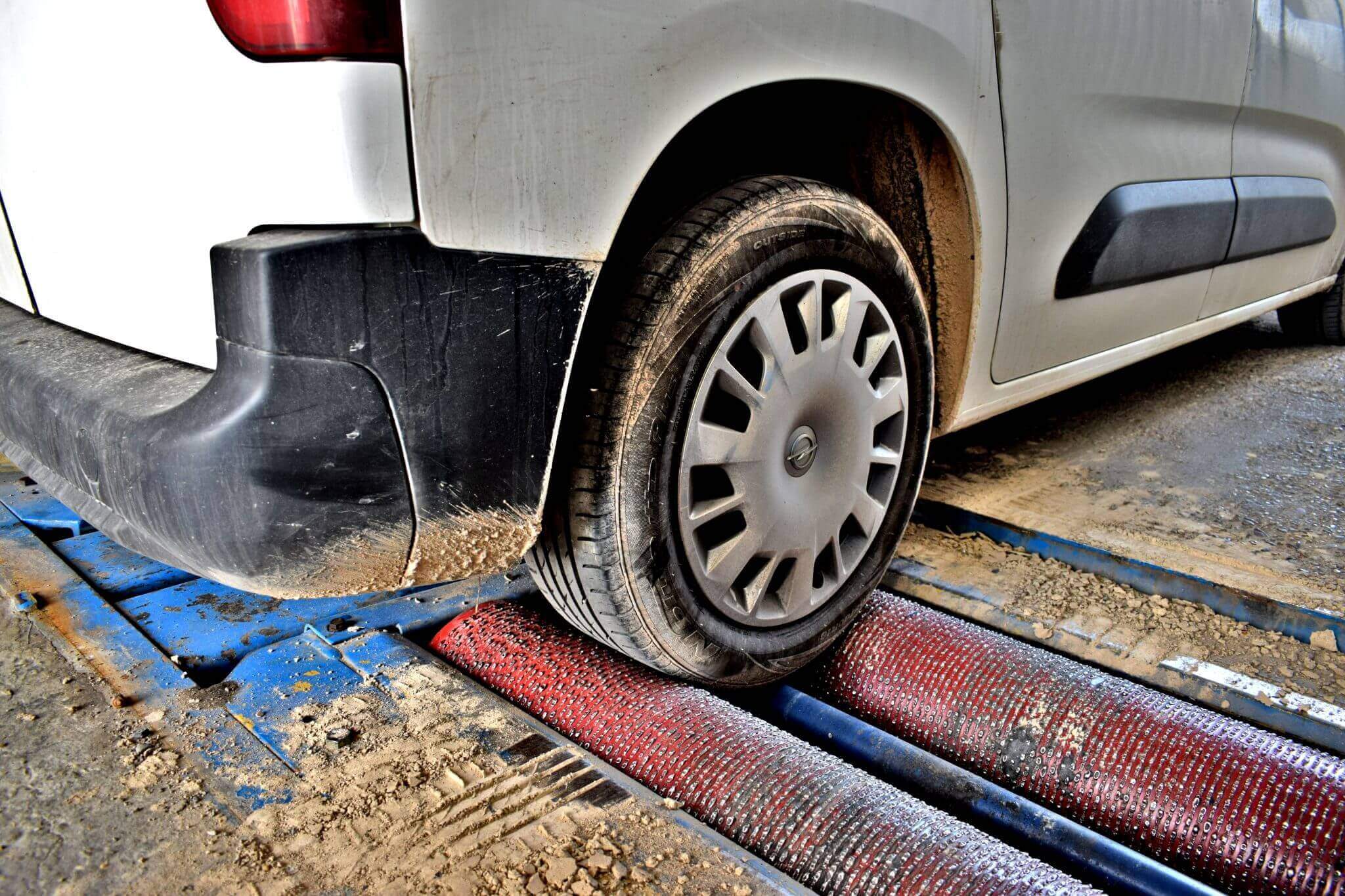 Coche pasando el frenómetro