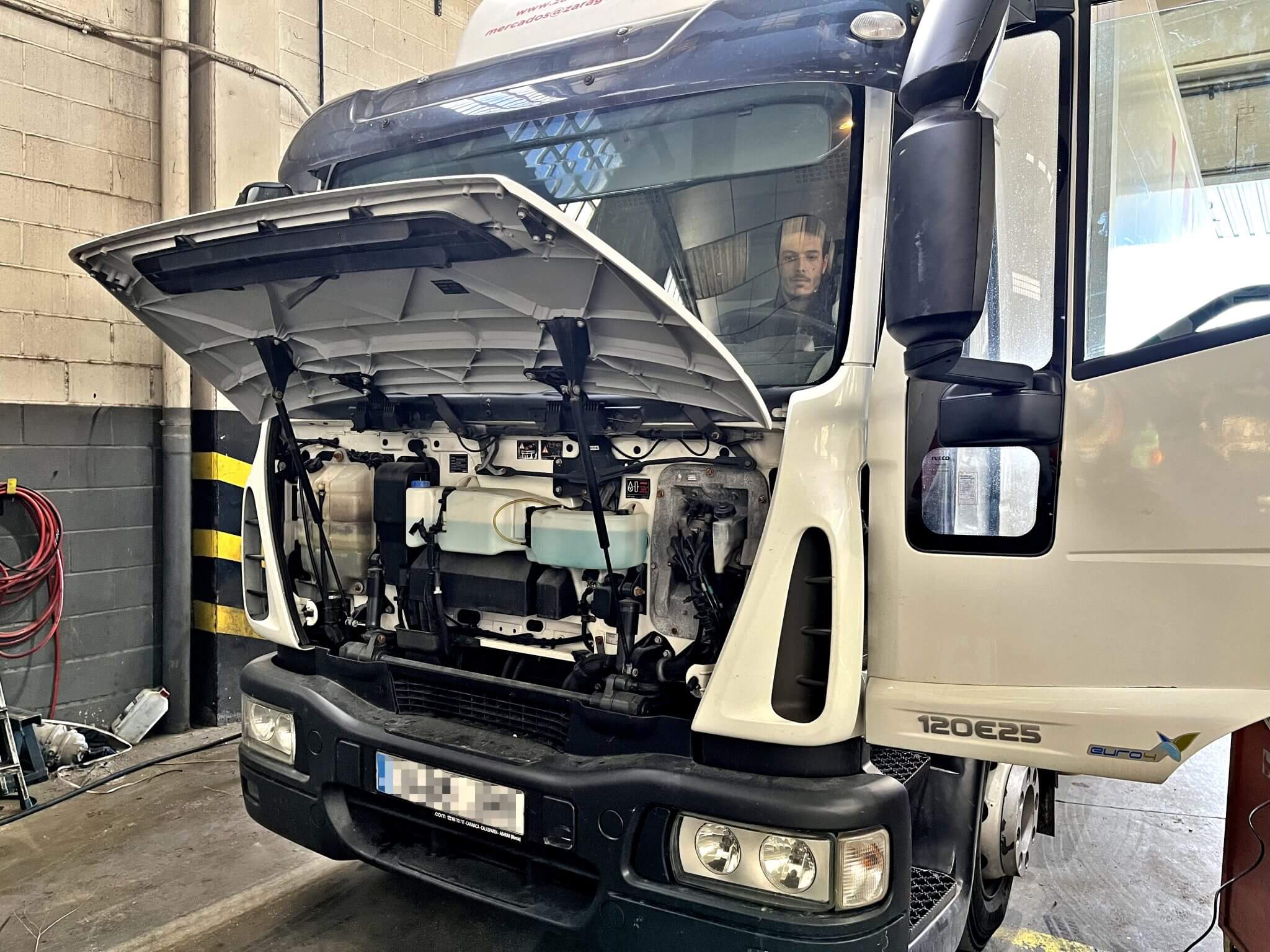 Camión con motor abierto