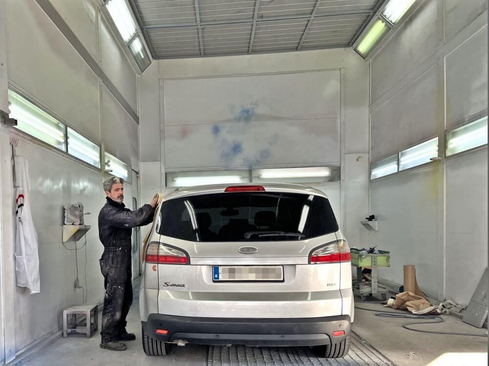 Chapa y pintura taller multimarca de reparación de vehículos Chapa y pintura taller