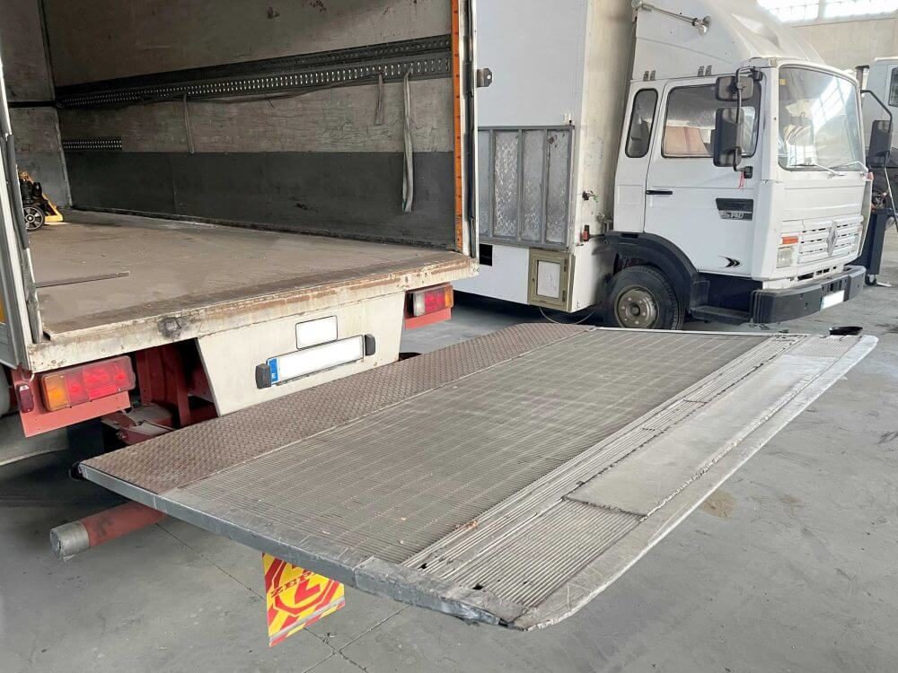 Puerta elevadora servicios electricidad Puerta elevadora camión